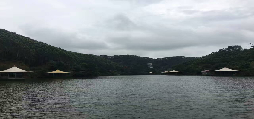 工業(yè)節(jié)能風(fēng)扇核心團隊于景區(qū)乘船、觀賞山水